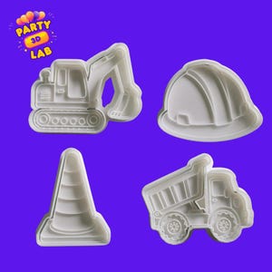 Pode incluir: Um conjunto de quatro cortadores de biscoitos de plástico branco com formas de construção: uma escavadora, um capacete de obra, um cone de trânsito e um camião basculante. No canto superior esquerdo, vê-se o texto PARTY 3D LAB.