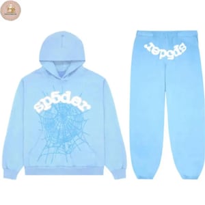 Puede incluir: Conjunto de sudadera con capucha y pantal&oacute;n de ch&aacute;ndal azul claro. La sudadera con capucha presenta un dise&ntilde;o de telara&ntilde;a y la palabra "sp5der" en blanco. El pantal&oacute;n de ch&aacute;ndal tambi&eacute;n tiene la palabra "sp5der" en la parte trasera.