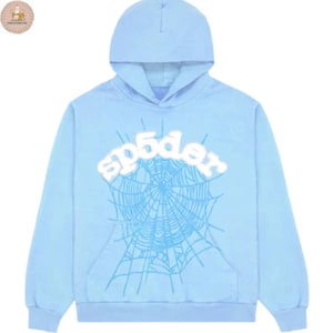 Puede incluir: Una sudadera con capucha azul claro con capucha y bolsillo delantero. La sudadera presenta el texto "sp5der" sobre un dise&ntilde;o de telara&ntilde;a en un tono azul m&aacute;s claro. La prenda est&aacute; hecha de un material suave.