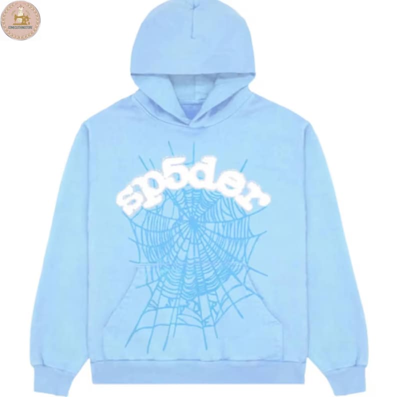 Puede incluir: Una sudadera con capucha azul claro con capucha y bolsillo delantero. La sudadera presenta el texto "sp5der" sobre un dise&ntilde;o de telara&ntilde;a en un tono azul m&aacute;s claro. La prenda est&aacute; hecha de un material suave.
