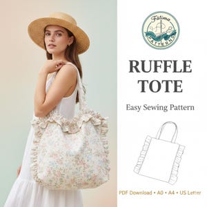 Könnte beinhalten: Eine Tragetasche mit Rüschen und floralem Muster sowie passendem Rüschenbesatz. Die Tasche wird von einer Person getragen, die einen Strohhut und ein weißes Kleid trägt. Der Text lautet "RUFFLE TOTE Easy Sewing Pattern".