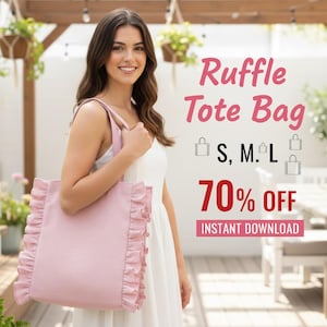 Puede incluir: Un bolso tote rosa claro con volantes y asas a juego. El bolso tiene forma rectangular y lleva el texto "Ruffle Tote Bag" y "S, M, L".