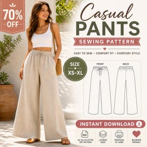 Può includere: Una donna indossa pantaloni beige a gamba larga con vita con coulisse e un top corto bianco. L'immagine include un modello di cucito per pantaloni casual, con testo che recita "Casual Pants Sewing Pattern" e "Taglia XS-XL".