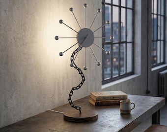 Lampe à poser artisanale design Atomique Sunburst - Style Industriel avec pied en chaîne soudée et socle bois - Luminaire Upcycling unique