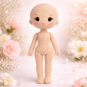 Puede incluir: Una muñeca de ganchillo con tez clara. La muñeca tiene una cabeza redonda, ojos negros grandes con largas pestañas y mejillas rosadas. El cuerpo de la muñeca también está tejido a ganchillo y está de pie. La muñeca es un lienzo en blanco para la personalización.