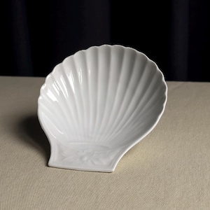White porcelain seashell-shaped dish – Apilco – 1990s – Fireproof porcelain