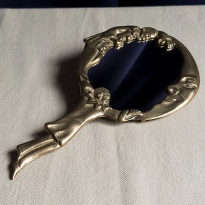 Antiker Pierrot-Spiegel aus patinierter Bronze – 1920er–1930er Jahre – Inspiration des späten 19. Jahrhunderts – Poetisches Wandobjekt – Kuriositätenkabinett