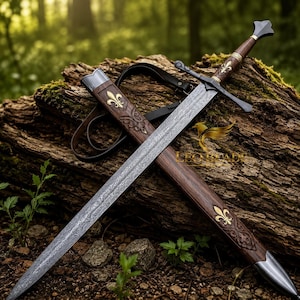 Puede incluir: Una espada de acero con hoja estampada y mango de madera oscura con un emblema de flor de lis dorada. La vaina de madera a juego también muestra una flor de lis dorada y tallas. El texto LEO BLADE es visible en la hoja de la espada.