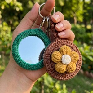 Modèle de breloque pour sac miroir au crochet PDF | Modèle de porte-clés au crochet pour débutants avec guide vidéo | Charm miroir fleur bohème | Housse de miroir au crochet