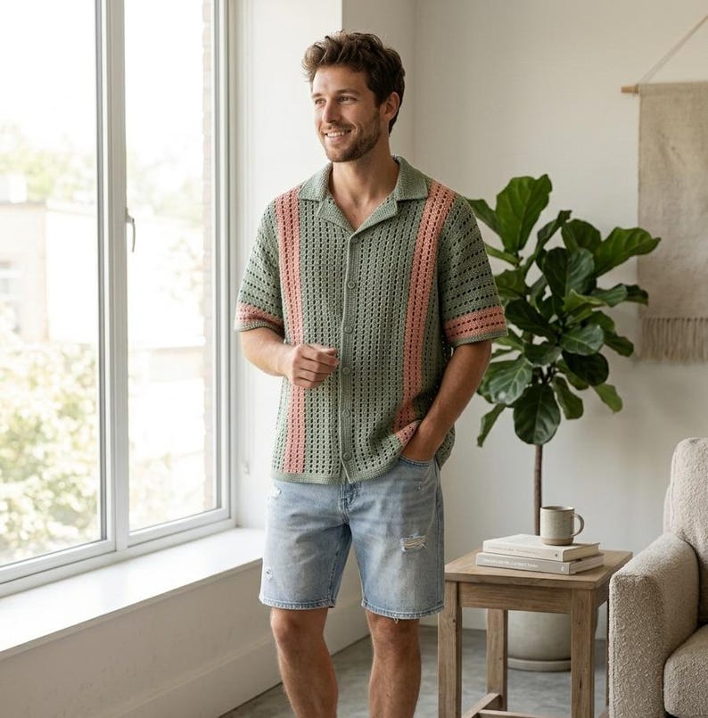 Puede incluir: Una camisa verde claro de manga corta con rayas verticales melocot&oacute;n. Se combina con pantalones cortos vaqueros azul claro. La camisa tiene cuello y un dise&ntilde;o de punto abierto. Los pantalones cortos tienen detalles desgastados.