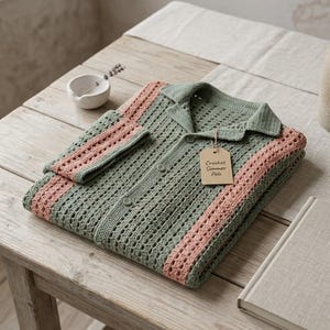 Puede incluir: Un letrero de madera hecho a mano con la palabra "Welcome" escrita a mano. El letrero est&aacute; pintado de blanco con un acabado envejecido y un dise&ntilde;o floral. Dise&ntilde;ado para colgar en una pared o puerta.