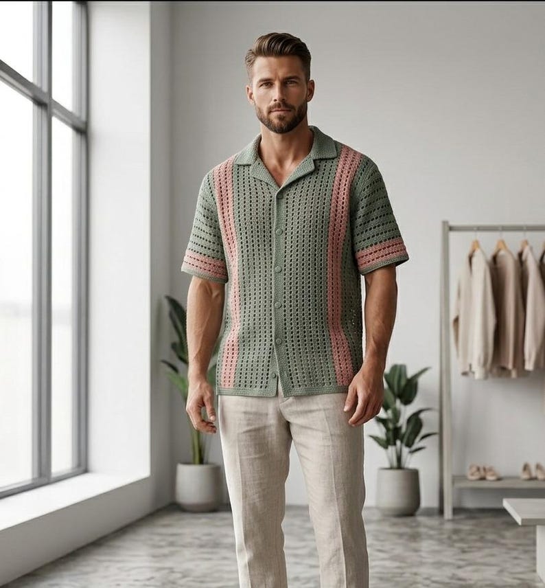 Puede incluir: Una camisa verde con botones de tejido abierto con rayas verticales rosas y mangas cortas. La camisa se combina con pantalones beige claro. La camisa tiene cuello y est&aacute; abotonada. El atuendo es casual y elegante.