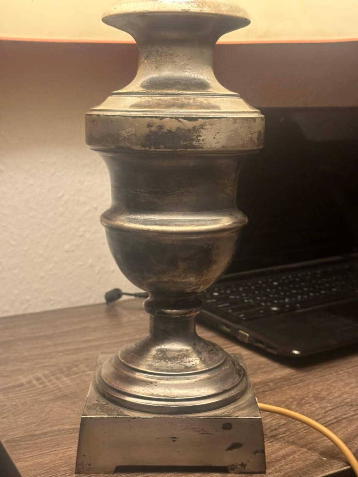 Klasyczna lampa stołowa vintage z abażurem, mosiężna podstawa w stylu antycznym, lampka nocna, klimatyczne oświetlenie retro, foto 2 di 4