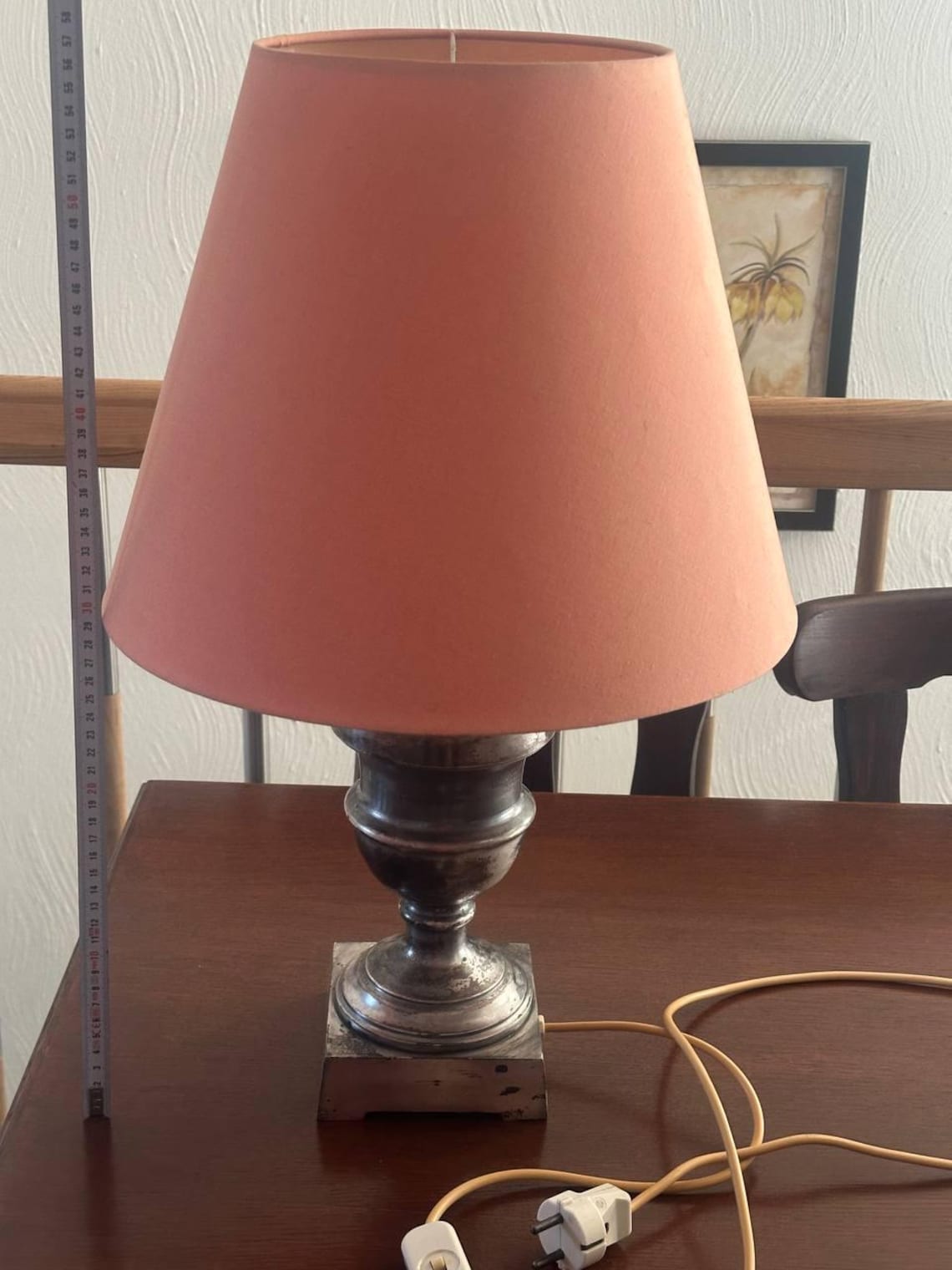 Klasyczna lampa stołowa vintage z abażurem, mosiężna podstawa w stylu antycznym, lampka nocna, klimatyczne oświetlenie retro, foto 1 di 4