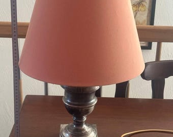 Klasyczna lampa stołowa vintage z abażurem, mosiężna podstawa w stylu antycznym, lampka nocna, klimatyczne oświetlenie retro