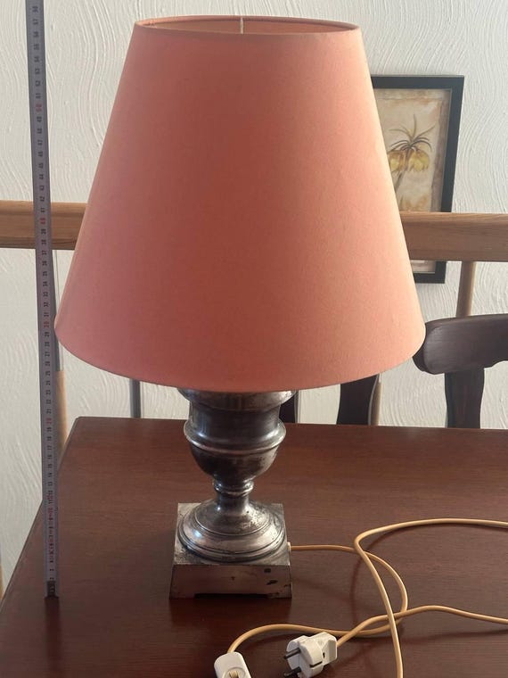 Klasyczna lampa stołowa vintage z abażurem, mosiężna podstawa w stylu antycznym, lampka nocna, klimatyczne oświetlenie retro