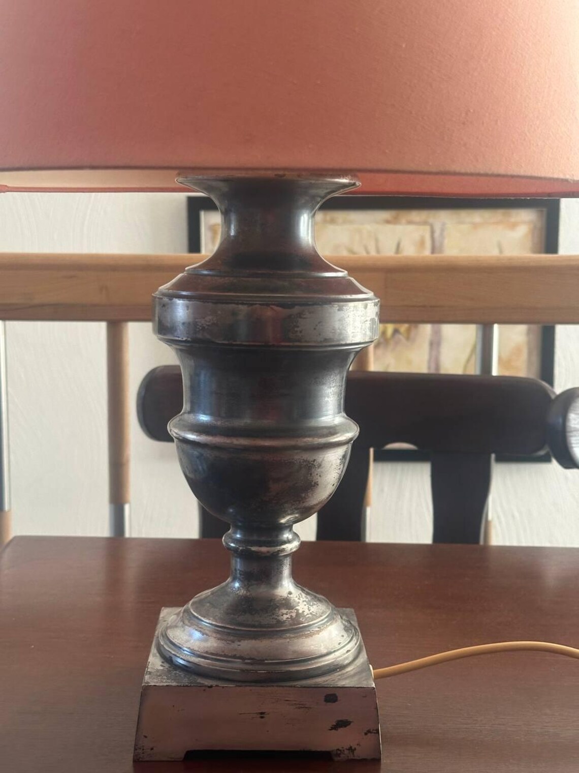 Klasyczna lampa stołowa vintage z abażurem, mosiężna podstawa w stylu antycznym, lampka nocna, klimatyczne oświetlenie retro, foto 4 di 4