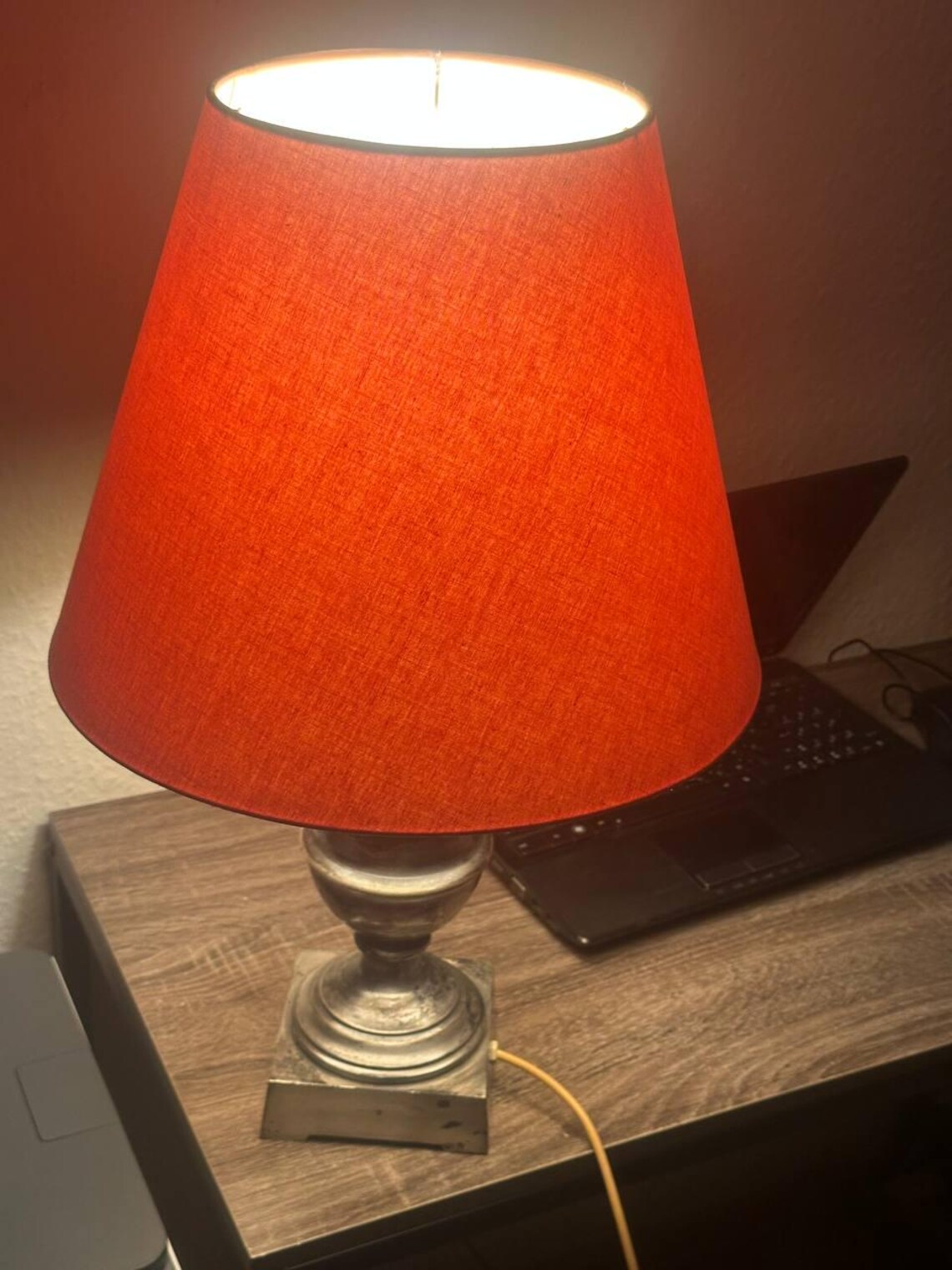 Klasyczna lampa stołowa vintage z abażurem, mosiężna podstawa w stylu antycznym, lampka nocna, klimatyczne oświetlenie retro, foto 3 di 4