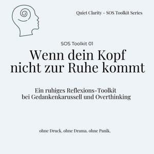 Könnte beinhalten: Helles Grafikdesign mit deutschem Text. Der Text lautet "Quiet Clarity - SOS Toolkit Series" und "Wenn dein Kopf nicht zur Ruhe kommt." Darunter steht "Ein ruhiges Reflexions-Toolkit bei Gedankenkarussell und Overthinking."