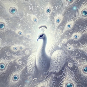 Könnte beinhalten: Digitale Illustration eines weißen Pfaus mit ausgebreiteten Federn. Die Federn des Pfaus haben blaue und weiße Akzente. Das Bild hat oben den Text "MONDAY Silver Aura Collection".