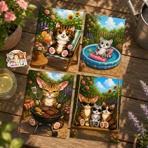 Könnte beinhalten: Vier rechteckige Drucke mit Cartoon-Katzen in sommerlichen Szenen: ein getigerter Kater mit Getränk auf einer Liege, ein graues Kätzchen im Pool, ein getigerter Kater beim Grillen und drei Katzen mit Sonnenbrillen auf einer Schaukel. Ein kleiner Aufkleber.