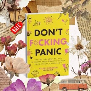 Puede incluir: Un libro amarillo titulado Don't F*cking Panic de Kelsey Darragh, Ph.D., M.D. La portada presenta texto negro, letras rosas para la palabra F*cking y varias pequeñas ilustraciones de líneas negras de cerebros, pastillas y otros símbolos sobre un fondo amarillo.