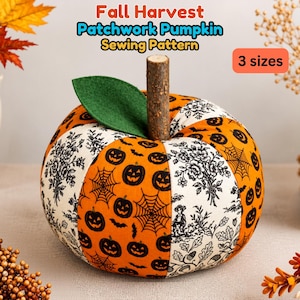 Puede incluir: Una calabaza de tela tipo patchwork con paneles naranjas alternos con estampados negros de calabazas de Halloween y telarañas, y paneles blancos con patrones negros de flores y bellotas. Tiene una hoja de fieltro verde y un tallo de madera texturizada. El texto dice Fall Harvest Patchwork Pumpkin Sewing Pattern 3 sizes.