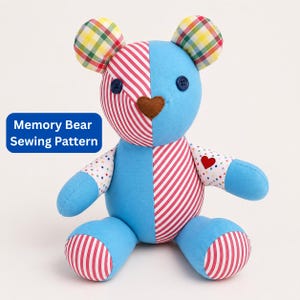 Puede incluir: Un oso de peluche hecho de tela de retazos en azul, rayas rojas y blancas, y cuadros multicolores. Tiene ojos de botón azul oscuro, una nariz marrón en forma de corazón y un pequeño corazón rojo en un brazo. El texto dice: Memory Bear Sewing Pattern.