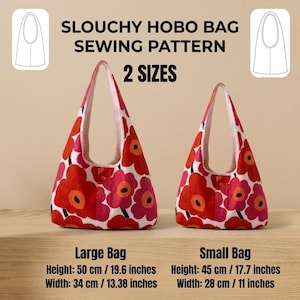 Op de afbeelding: Een naaipatroon voor een slouchy hobo tas in twee maten, met een rood en roze bloemenprint. De grote tas is 50 cm hoog en 34 cm breed, de kleine tas is 45 cm hoog en 28 cm breed, inclusief technische lijntekeningen van het ontwerp.