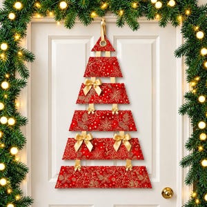 Puede incluir: Una decoración de pared colgante con forma de árbol de Navidad, construida con cinco listones de madera horizontales rojos con un patrón floral dorado. Los listones están conectados por pequeñas cintas doradas y un gancho dorado está unido a la pieza triangular superior.