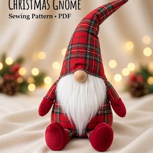 Puede incluir: Un patrón de costura PDF de gnomo navideño que muestra un gnomo de peluche con cuerpo y gorro de tela a cuadros rojos y verdes, una larga barba de piel sintética blanca, una nariz de madera redonda y manoplas y pies de terciopelo rojo.