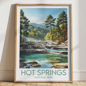 Peut inclure: Une affiche encadrée du parc national de Hot Springs. L'œuvre représente un paysage serein avec une cascade se déversant dans une piscine turquoise. De grands pins encadrent la scène, avec un feuillage vert luxuriant et des montagnes en arrière-plan. Le texte "HOT SPRINGS NATIONAL PARK" est imprimé en bas.