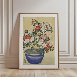 Peut inclure: Une impression d'art encadrée représentant une illustration botanique d'un bonsaï azalée en pot. La plante présente des feuilles vertes et des grappes de fleurs rouges, roses et blanches, dans un pot en céramique bleu sur fond jaune pâle.