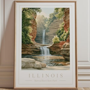 Peut inclure: Une affiche murale verticale encadrée représentant une illustration paysagère du parc d'État de Starved Rock dans l'Illinois. L'image montre une cascade à deux niveaux s'écoulant entre des parois de canyon en grès avec des arbres.