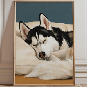 Pode incluir: Uma impressão artística emoldurada com a pintura de um Husky Siberiano preto e branco dormindo pacificamente em uma almofada cor de creme. O cão tem olhos fechados, orelhas pontudas e uma cauda fofa perto do rosto sobre um fundo azul escuro.
