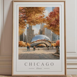 Peut inclure: Une affiche encadrée représentant une vue panoramique de la sculpture Cloud Gate à Chicago, Illinois, entourée d'arbres aux feuillages automnaux orange et jaune. Le texte CHICAGO Illinois est imprimé en bas dans une police sobre.