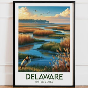 Peut inclure: Impression d'art encadrée représentant un paysage de marais du Delaware, aux États-Unis. L'œuvre d'art montre une rivière sinueuse à travers de hautes herbes sous un ciel bleu avec des nuages et des oiseaux. Le mot "DELAWARE" est imprimé en bas.