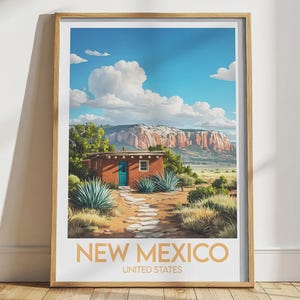 Peut inclure: Impression d'art encadrée représentant un paysage du Nouveau-Mexique. Un bâtiment en adobe rouge avec une porte turquoise est au premier plan, avec une chaîne de montagnes en arrière-plan. Le texte "NEW MEXICO UNITED STATES" est en or.