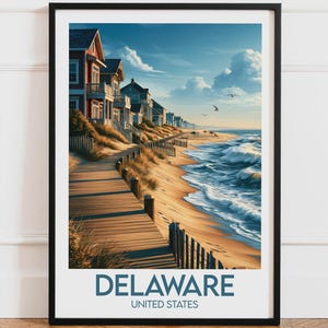 Peut inclure: Impression encadrée d'une scène côtière avec des maisons de plage, une promenade en bois et des vagues océaniques. L'impression présente un ciel bleu et blanc, une plage de sable et le texte "DELAWARE UNITED STATES" en bas.