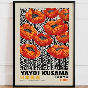 Könnte beinhalten: Ein gerahmter Kunstdruck mit roten und orangefarbenen Blumen mit gelben Punkten vor einem schwarz-weiß gepunkteten Hintergrund. Der Text lautet YAYOI KUSAMA, 日本美術, TOKYO, 1985 und MUSÉE D'ART MODERNE À PARIS in schwarzer und oranger Schrift.