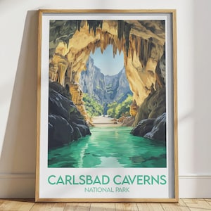 Peut inclure: Une affiche encadrée représentant les grottes de Carlsbad. L'œuvre d'art montre une rivière turquoise traversant une grotte, avec des formations rocheuses et une vue sur le ciel. Le texte "Carlsbad Caverns National Park" est en bas.