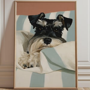 Pode incluir: Uma impressão de arte emoldurada com a pintura de um cão Schnauzer preto e prateado a descansar a cabeça sobre um tecido às riscas brancas e azul-claras. O cão tem olhos escuros, nariz preto e uma barba proeminente. O fundo é terracota.