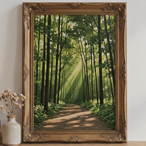 Puede incluir: Un cuadro enmarcado de un sendero forestal con árboles altos y follaje verde, con rayos de luz filtrándose a través del dosel. La obra está encerrada en un marco de madera marrón oscuro ornamentado con detalles tallados intrincados.