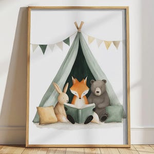 Peut inclure: Illustration à l'aquarelle d'une affiche encadrée représentant une scène de forêt. Un lapin, un renard et un ours sont réunis dans une tente, lisant un livre. La tente est verte avec une bannière de drapeaux au-dessus.