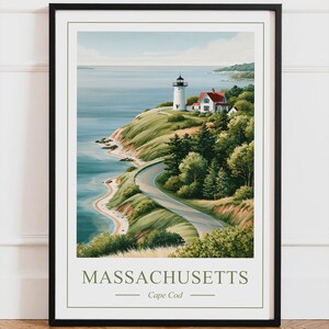 Peut inclure: Une impression d'art verticale encadrée représentant un paysage côtier de Cape Cod, Massachusetts. La scène montre un phare blanc, une maison au toit rouge, une route sinueuse le long de falaises vertes et l'océan bleu. Le texte indique MASSACHUSETTS Cape Cod.