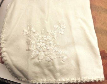 VTG Linen White Hand Embroidered Floral Napkins Scallop Crochet Edge Set 16x16