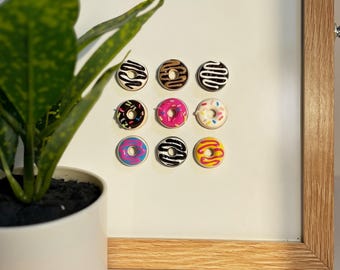 手作りセラミックドーナツマグネット：カラフルなアイシングスプリンクルの冷蔵庫デコレーション