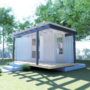 Peut inclure: Une petite maison moderne avec un toit plat et une terrasse en bois. La maison a un extérieur en métal ondulé et un toit de style pergola. La structure est entourée d'herbe verte et d'arbres, avec un escalier en béton menant à la terrasse.