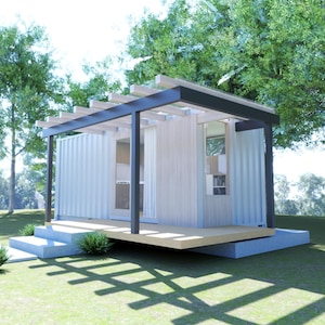 Peut inclure: Une petite maison moderne avec un toit plat et une terrasse en bois. La maison a un extérieur en métal ondulé et un toit de style pergola. La structure est entourée d'herbe verte et d'arbres, avec un escalier en béton menant à la terrasse.