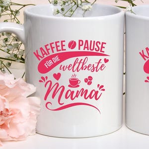 Può includere: Una tazza di ceramica bianca con manico nero e la scritta "But First, Coffee" in nero, con un carattere a mano. La tazza è su una superficie bianca.